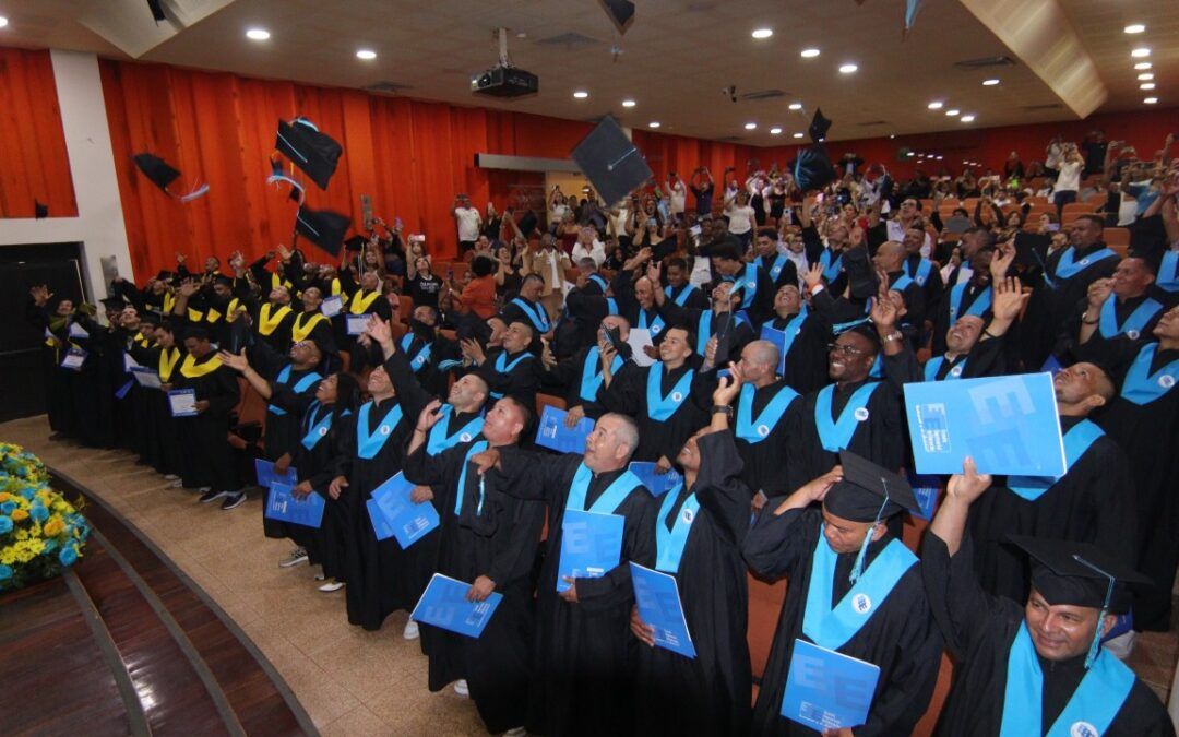 La educación también se construye: 63 trabajadores del sector constructor se graduaron en Obras Escuela y Bachillerato en Obra